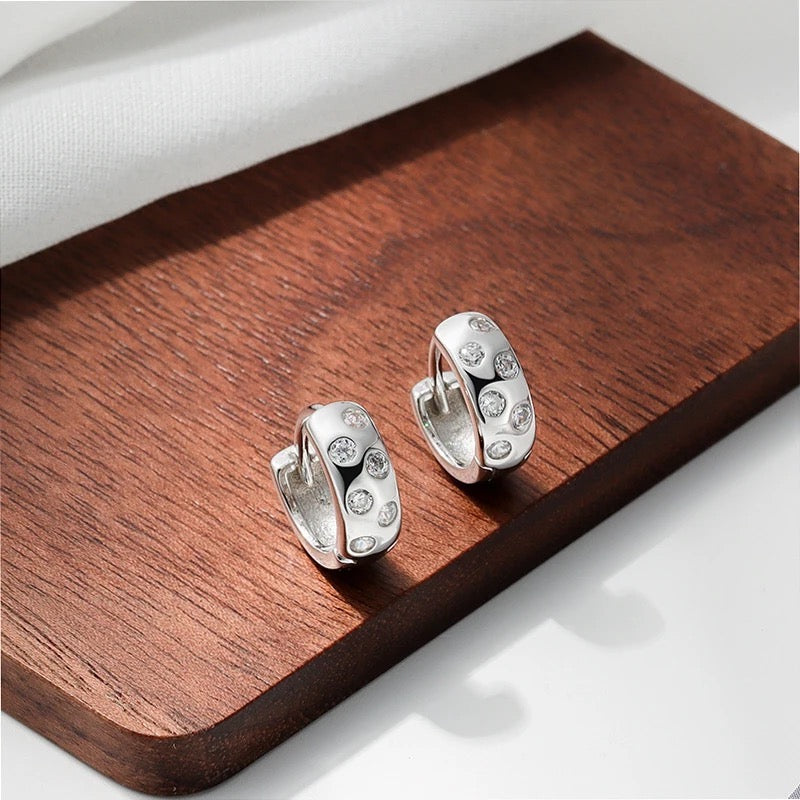 MOONDUST KISS EARRINGS