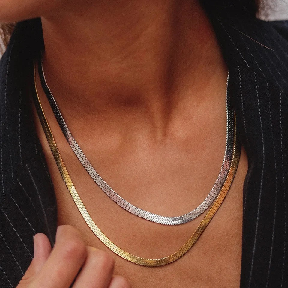 SLEEK COLLAR NECKLACE
