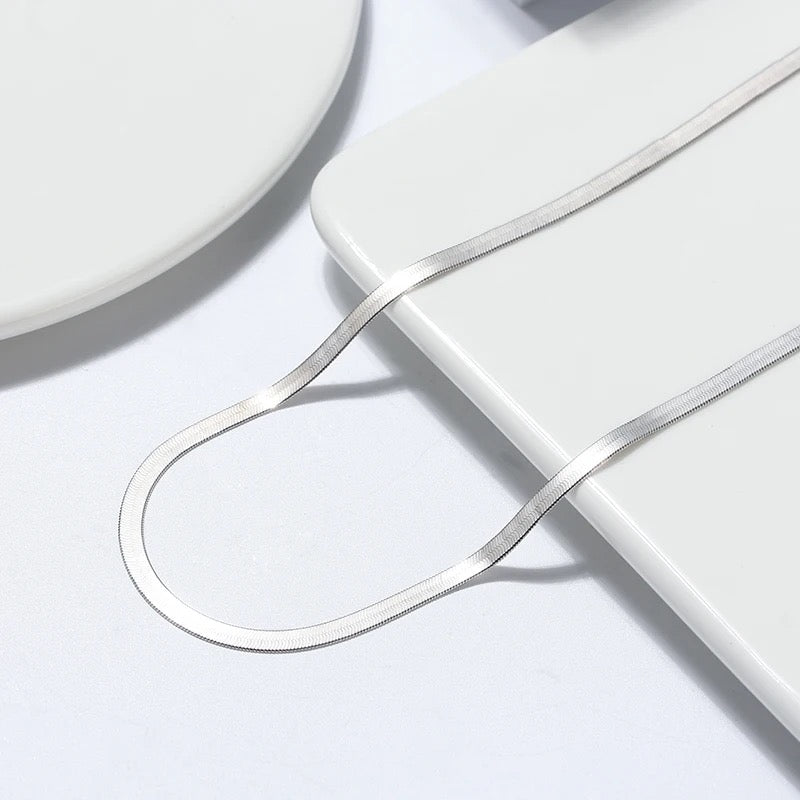 SLEEK COLLAR NECKLACE