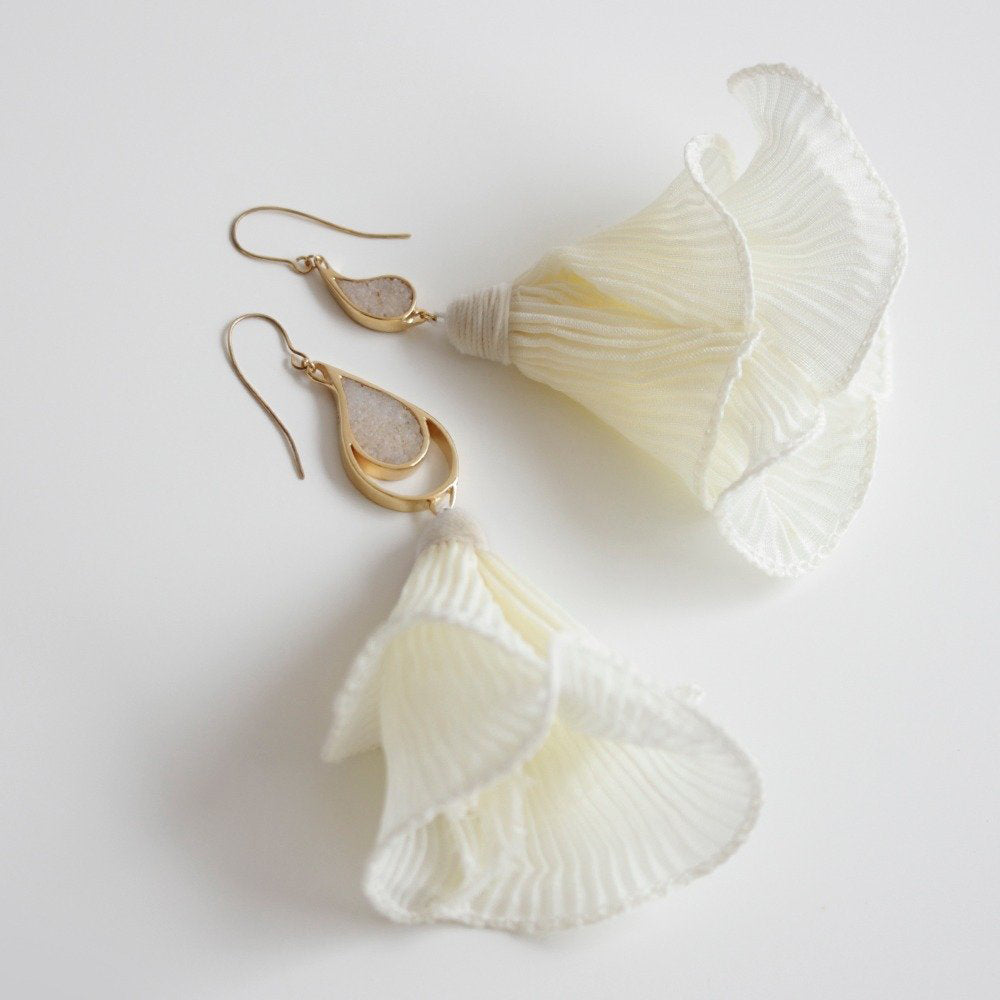 GOLD SEA & SAND EARRINGS IVORY FLOWER